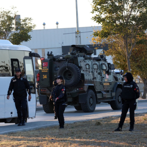 Policija ubila dvojicu napadača, treći drži taoce