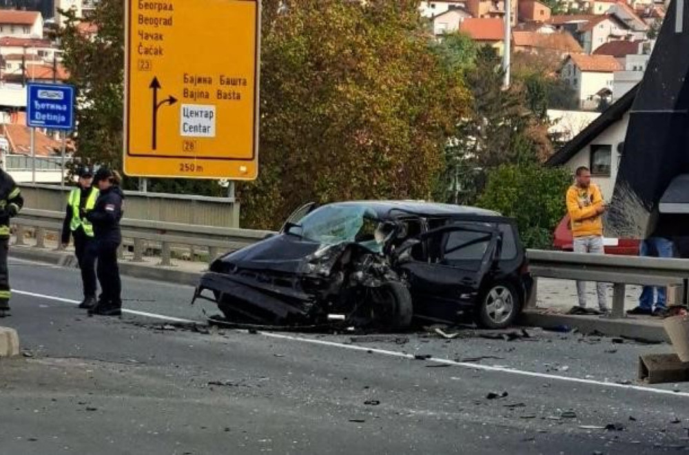 Nesreća kod Užica: Automobil podleteo pod kiper; Totalna šteta, ima teško povređenih