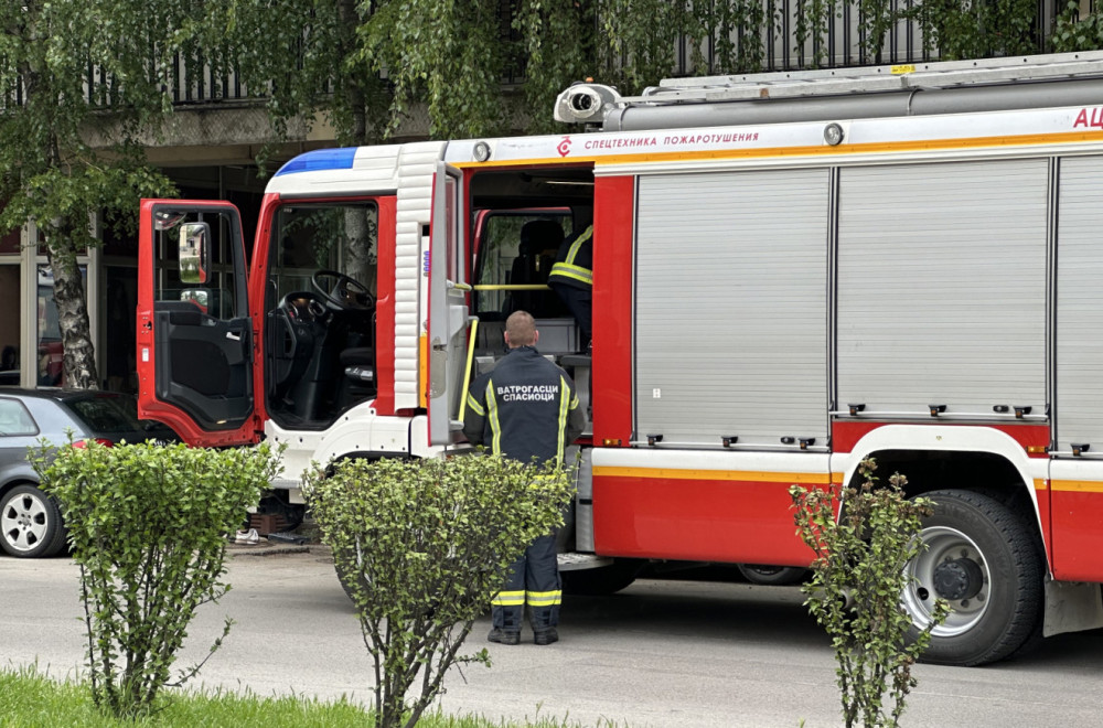 Požar izbio u fabrici peleta u Čačku: Na lice mesta odmah stigle vatrogasne ekipe