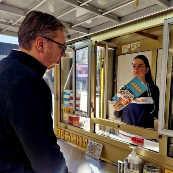 Vučić prošetao Beogradom i kupio kokice: "Kao u neka stara vremena..." FOTO