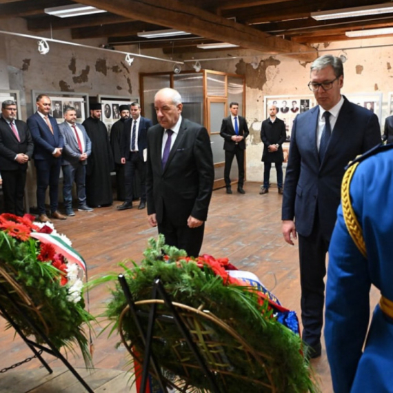 Vučić and Sulyok laid wreaths at the Reconciliation Monument and in the Raid Victims Museum in Čurug PHOTO