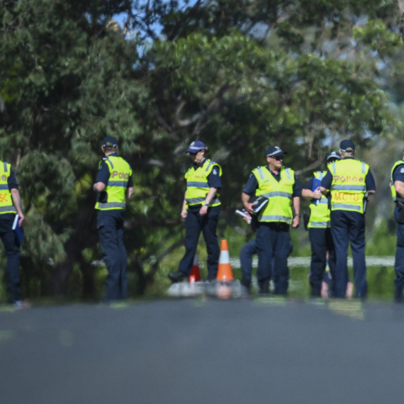 Horror; A car broke the school fence and ran into the students: Five children were taken to the hospital VIDEO