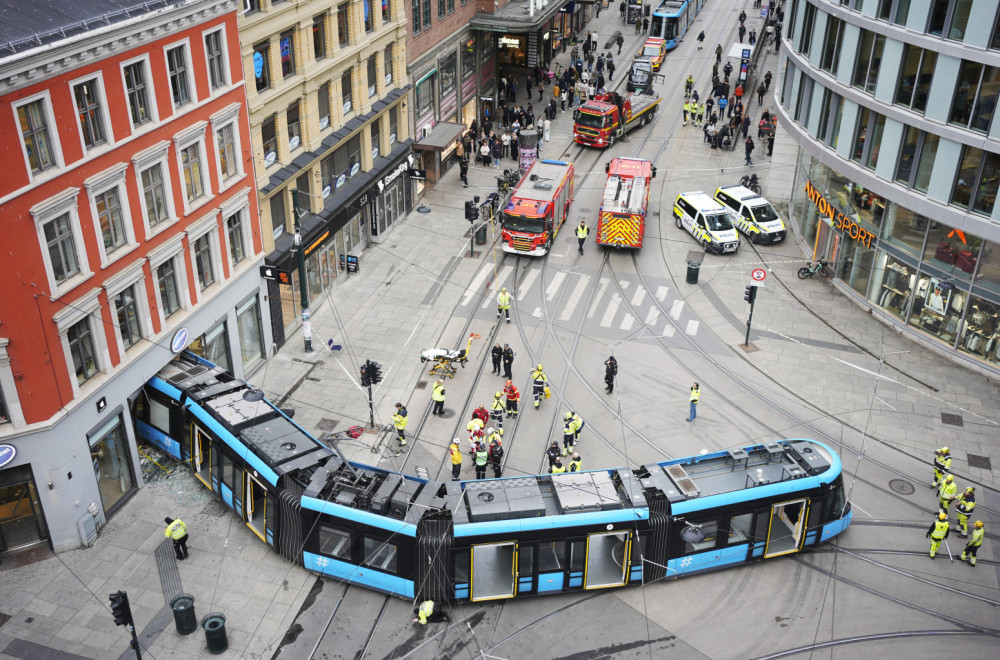 "Sada je veliki haos"; Tramvaj se zabio u prodavnicu; Ima povređenih VIDEO