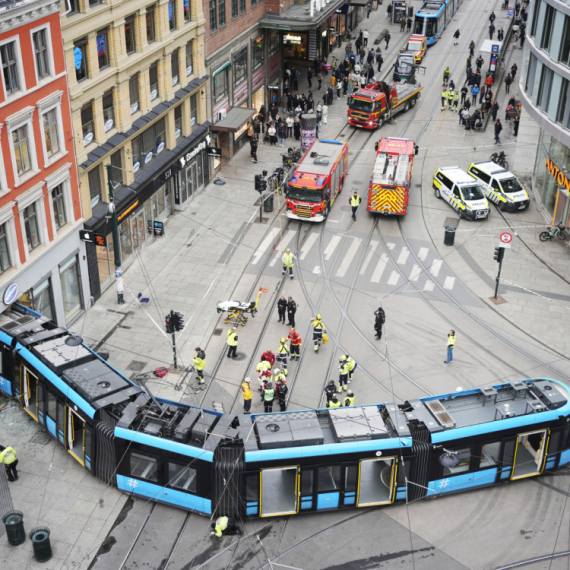 "Sada je veliki haos"; Tramvaj se zabio u prodavnicu; Ima povređenih VIDEO