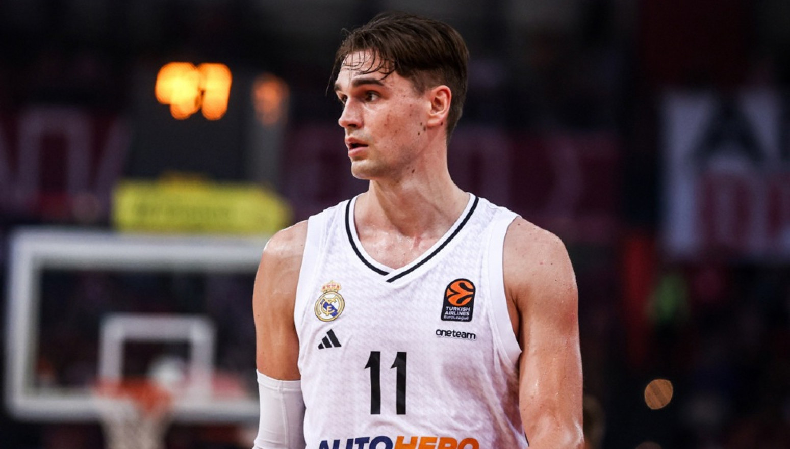 Hezonja zakucao pored trojice košarkaša Efesa VIDEO