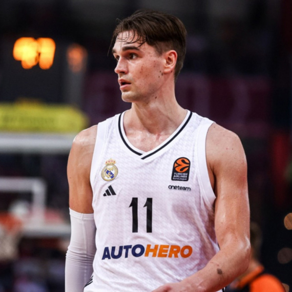 Hezonja zakucao pored trojice košarkaša Efesa VIDEO