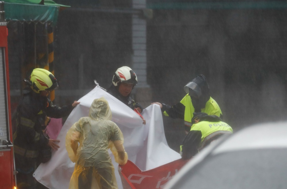 Flights urgently cancelled, the country paralyzed: A powerful typhoon strikes Taiwan VIDEO