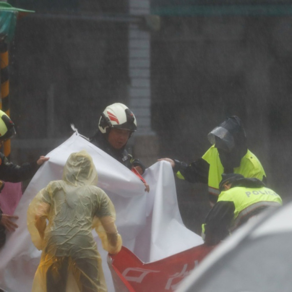 Flights urgently cancelled, the country paralyzed: A powerful typhoon strikes Taiwan VIDEO