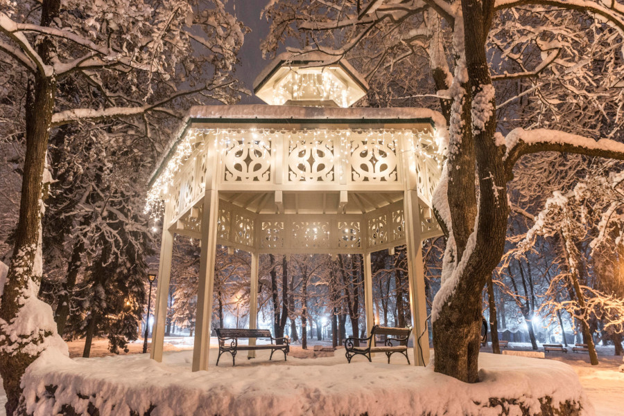 Vrnjačka Banja krcata za Novu godinu: Evo ko nastupa na trgu FOTO/VIDEO