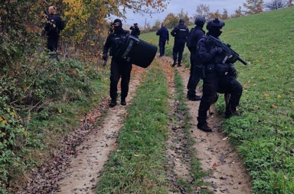 B92.net saznaje: Opsadno stanje; Traži se dvostruki ubica; Dronovi nadleću teren, uključeni i psi FOTO/VIDEO