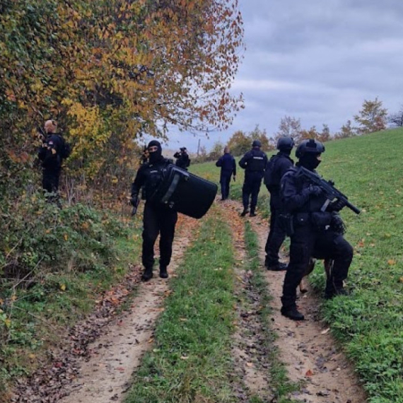 B92.net saznaje: Opsadno stanje; Traži se dvostruki ubica; Dronovi nadleću teren, uključeni i psi FOTO/VIDEO