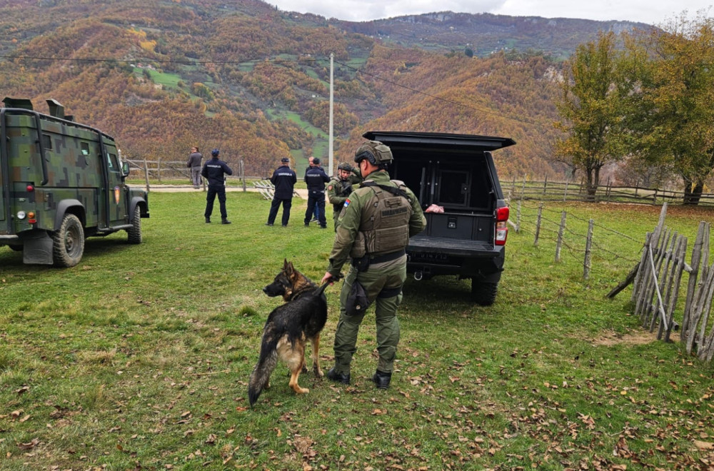 Policija češlja teren; Opisala je bliski susret sa ubicom: Ušao je kod mene u kuću i uradio ovo FOTO