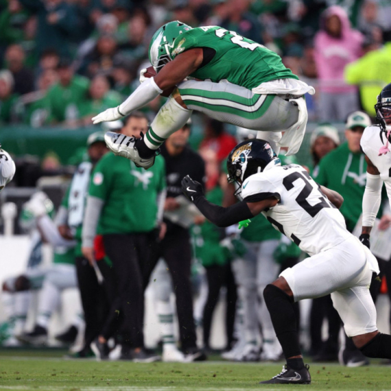 NFL nadljudi – preskaču rivale skokom unazad, hvataju loptu jednom rukom VIDEO