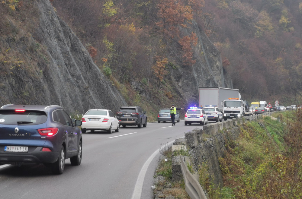 Žestok sudar, ima povređenih; Saobraćaj u prekidu na ovoj deonici