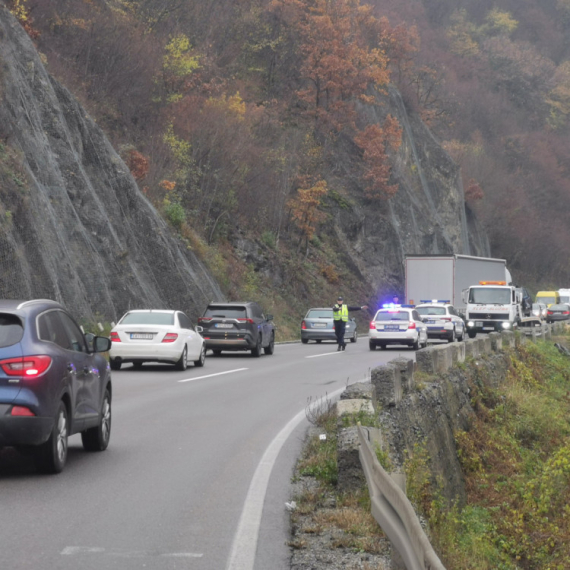 Žestok sudar, ima povređenih; Saobraćaj u prekidu na ovoj deonici