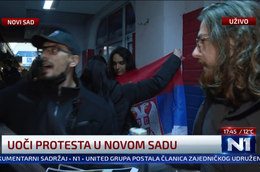 Protestanti skidaju i gaze zastavu Srbije, objavljeni skandalozni snimci VIDEO