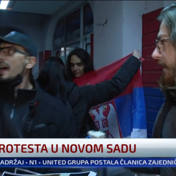 Protestanti skidaju i gaze zastavu Srbije, objavljeni skandalozni snimci VIDEO