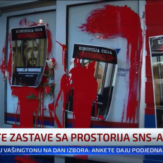 Haos u Novom Sadu; Protest opozicije; Divljanje i gaženje srpske zastave; Napad na štab SNS FOTO/VIDEO