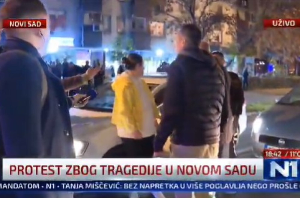 Eskaliralo nasilje: Novi incident; Protestanti ne daju ženi sa dvoje male dece da prođe automobilom VIDEO