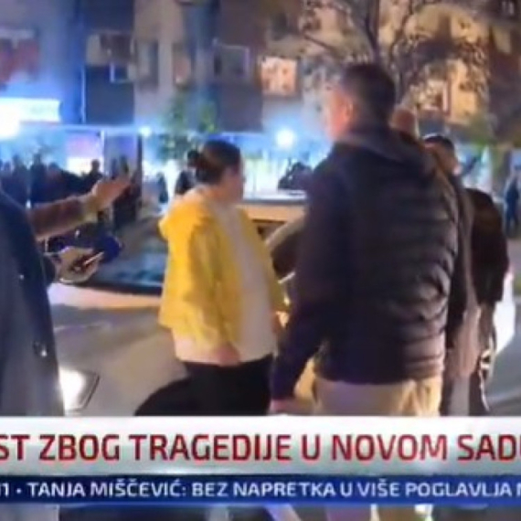 Eskaliralo nasilje: Novi incident; Protestanti ne daju ženi sa dvoje male dece da prođe automobilom VIDEO