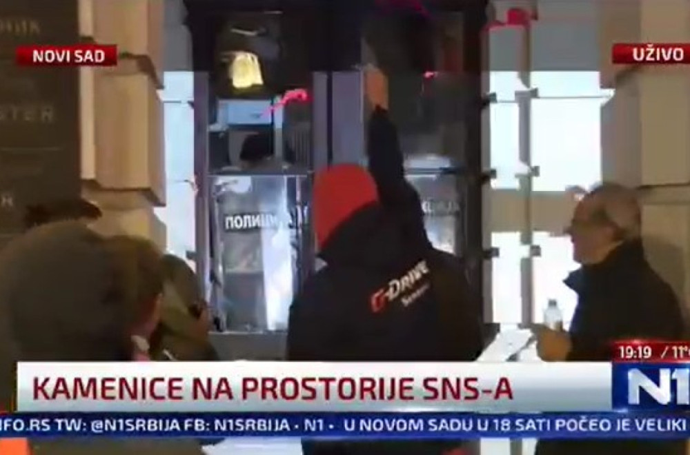 Užas na protestu u Novom Sadu: Lete kamenice; Žena pogođena u glavu; Ubacili upaljenu baklju VIDEO