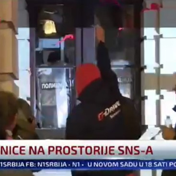 Užas na protestu u Novom Sadu: Lete kamenice; Žena pogođena u glavu VIDEO