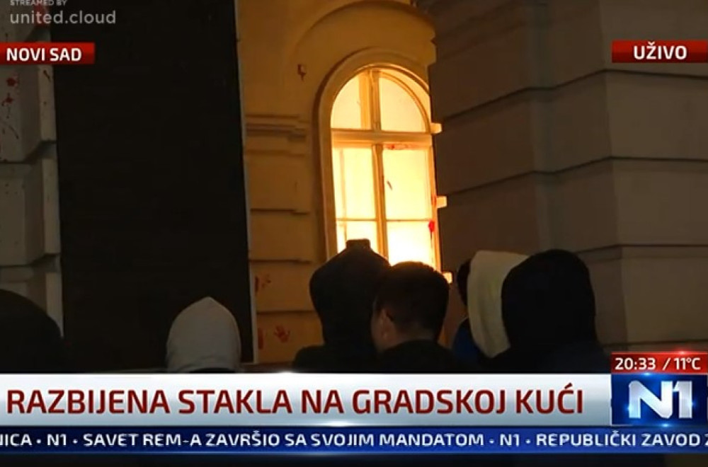 Gorela Gradska kuća u Novom Sadu; Pajtićevi ljudi sa bejzbol palicama FOTO/VIDEO