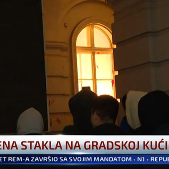 Gori Gradska kuća u Novom Sadu; Pajtićevi ljudi sa bejzbol palicama FOTO/VIDEO