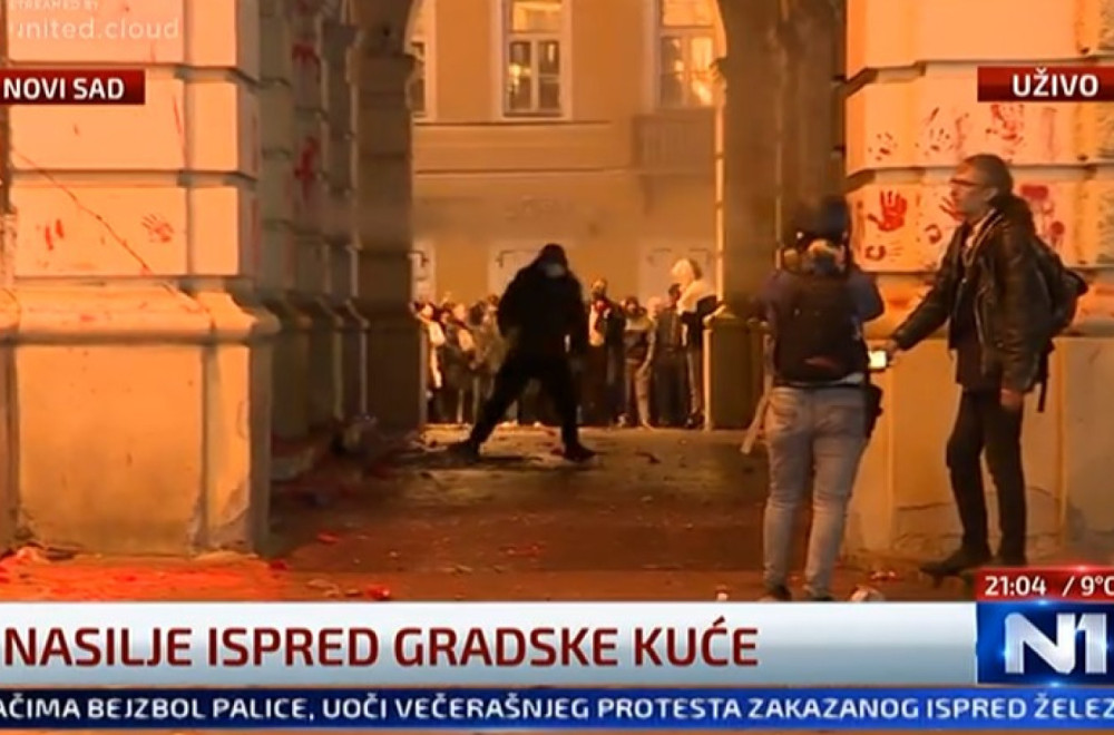 Stravično nasilje; Jezive scene; Bakljama, fekalijama i kamenicama na Gradsku kuću FOTO/VIDEO