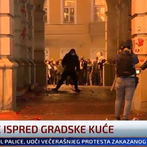 Stravično nasilje; Jezive scene; Bakljama, fekalijama i kamenicama na Gradsku kuću FOTO/VIDEO