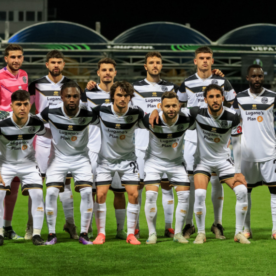 Delegacija FK Lugano položila cveće na mestu stradalih u Novom Sadu