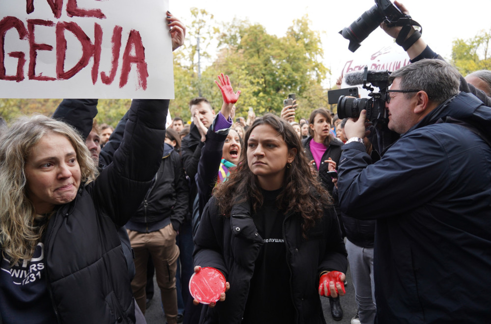 Sramno ponašanje Mile Pajić i NVO aktivista na protestu: Dok su se sahranjivala deca oni se smejali VIDEO