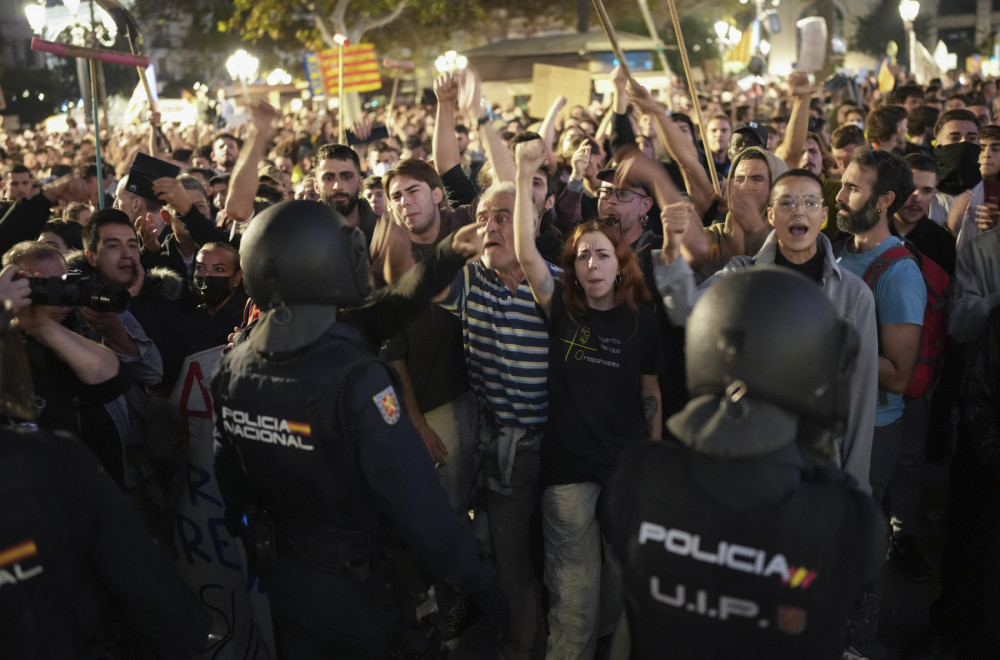 Masovni protest u Valensiji: Ljudi su besni; "Naše ruke su uprljane blatom, vaše krvlju" VIDEO