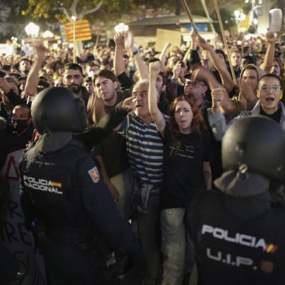 Masovni protest u Valensiji: Ljudi su besni; "Naše ruke su uprljane blatom, vaše krvlju" VIDEO