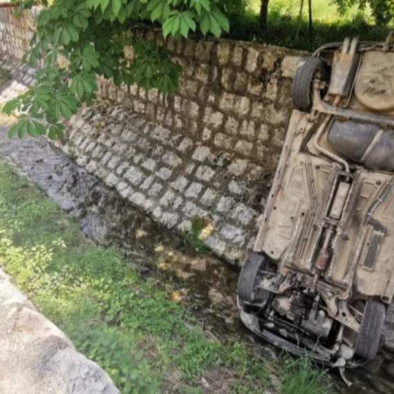 Neobična saobraćajka u Novom Pazaru: Nije povukao ručnu, pa mu automobil završio u reci