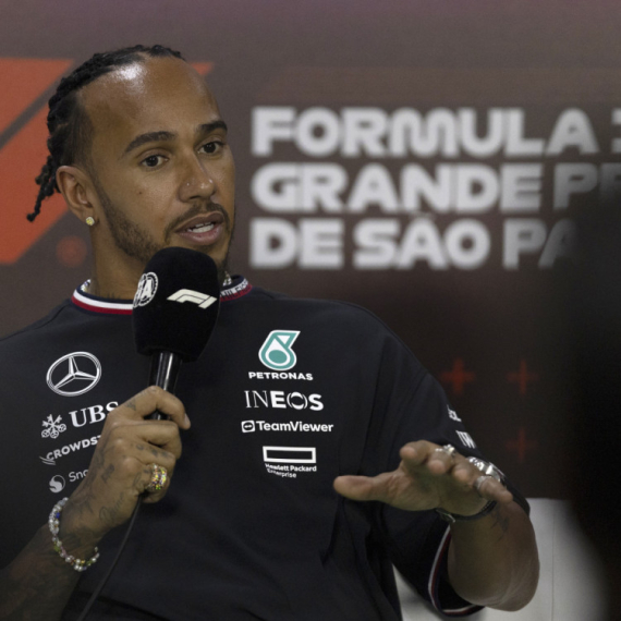 Hamilton vozi za Mercedes, ali je uzbuđen zbog Ferarija