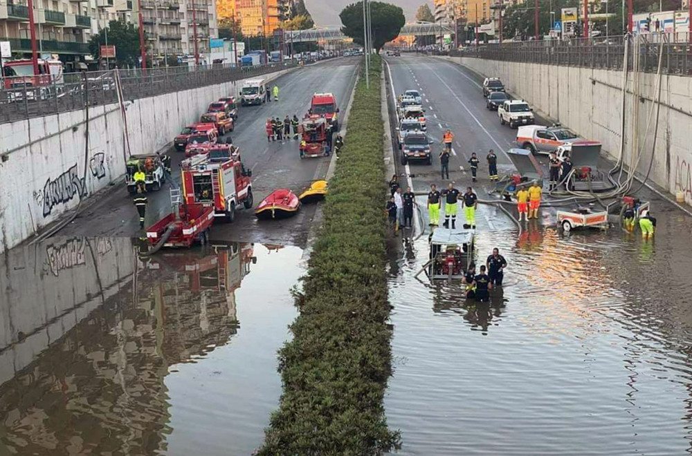 Voda nosi sve pred sobom: Automobili završili u moru; Situacija je alarmantna FOTO/VIDEO