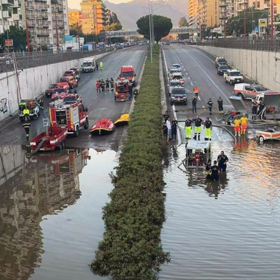 Voda nosi sve pred sobom: Automobili završili u moru; Situacija je alarmantna FOTO/VIDEO