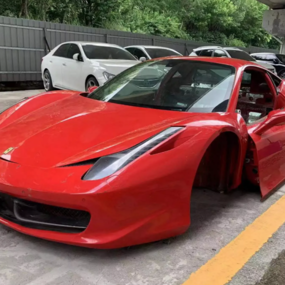 "Ma kupiću kod Kineza": Prodaje se školjka Ferrari 458. Cena pristupačna