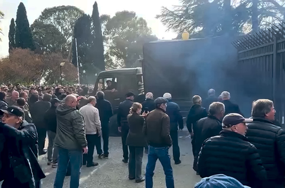 Napeto u parlamentu: Ne odustaju, čekaju ostavku predsednika; "Tek kad izađete" FOTO/VIDEO