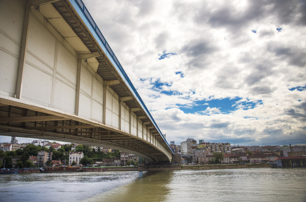 Grad Beograd demantuje: Neistina da je otpala greda sa Brankovog mosta FOTO