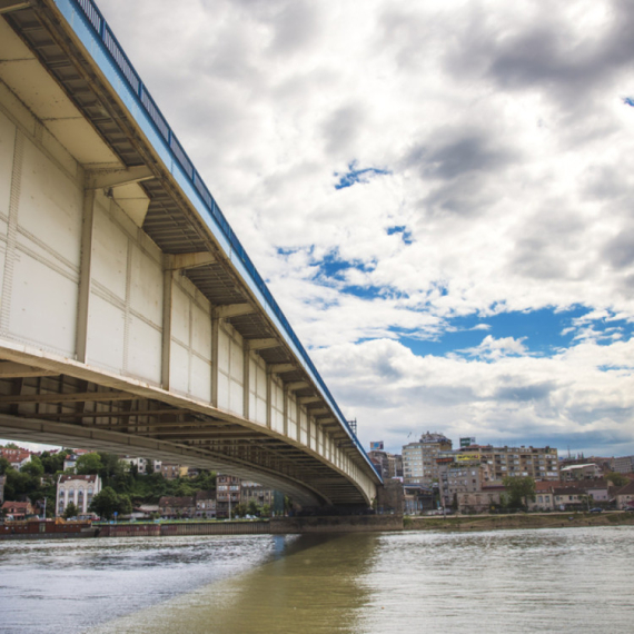 Grad Beograd demantuje: Neistina da je otpala greda sa Brankovog mosta FOTO