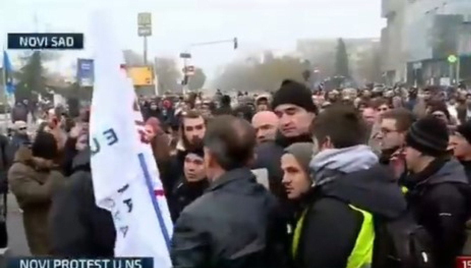 Opet međusobna makljaža na protestu opozicije u Novom Sadu VIDEO