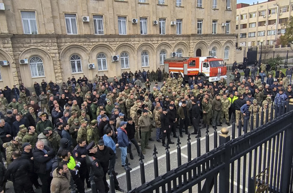 Protestanti pokušali da zauzmu javni servis: Ispaljeni hici upozorenja VIDEO