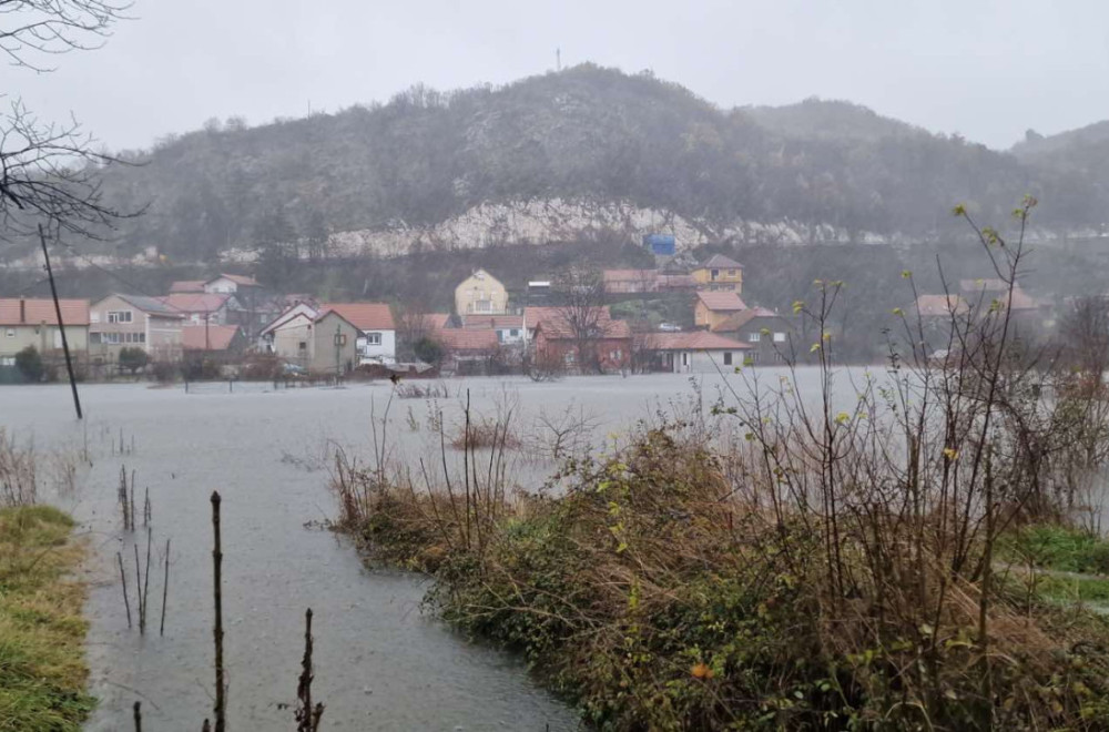 Snažno nevreme u Crnoj Gori: Preti potop; Vetar obara objekte i nosi krovove FOTO