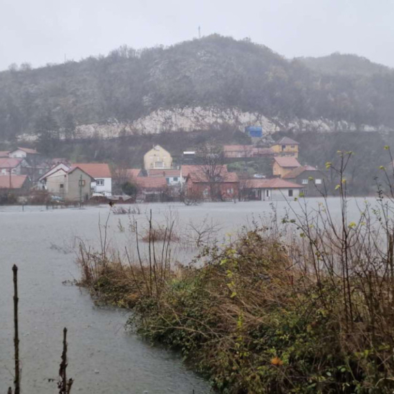 Nevreme pravi haos na Cetinju i Žabljaku: Preti potop; Vetar obara objekte i nosi krovove FOTO