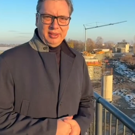 Vučić: Nastavljamo da gradimo i borimo se za zemlju koju volimo više od svega VIDEO