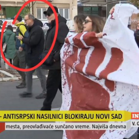 Dinko Gruhonjić predvodi opoziciju na protestu u Novom Sadu FOTO