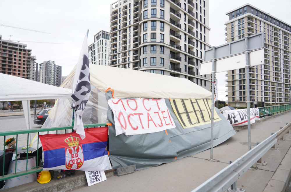 Antisrpska opozicija razapela šator na Savskom mostu, ali šator ostao prazan VIDEO