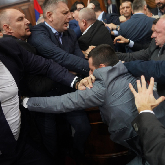 Đilas ponovo demonstrira nasilje u Narodnoj skupštini: Osvedočeni nasilnik počeo da udara poslanike FOTO/VIDEO